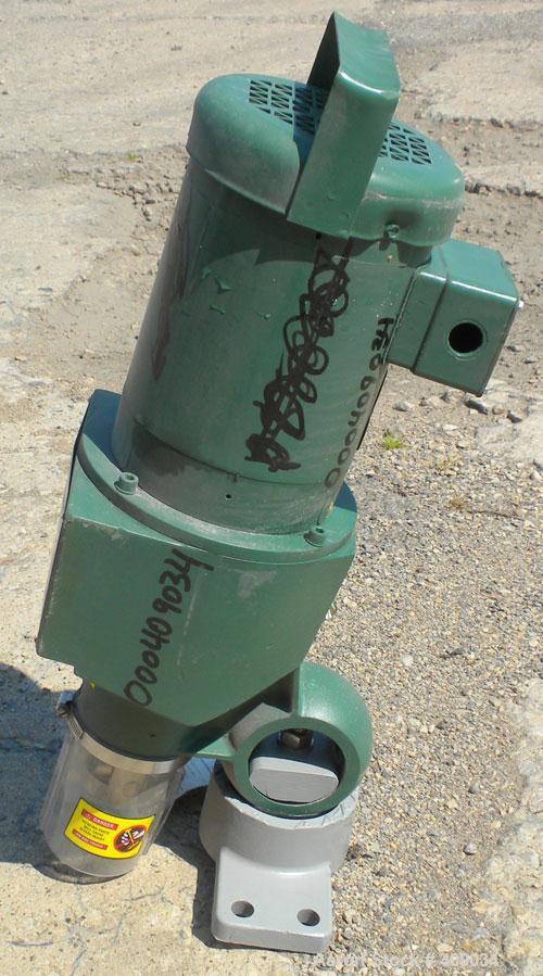 Used Lightnin Top Entering Agitator, Model X5P75. Cup plate mounting. Driven by a 3/4hp, 3/60/230/460 volt, 1725 rpm motor. Set fo clockwise rotation, requires shaft.