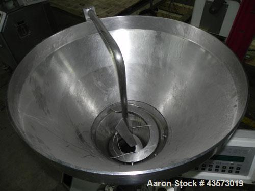 Used Vemag Reiser Continuious Vacuum Filler, Model Robot 500, Type 128/90. Filling rate up to 2,500 kg/hr depending on feed element, portion weight 5-30,000 g, can be set in increments of .01 or 1 g,...