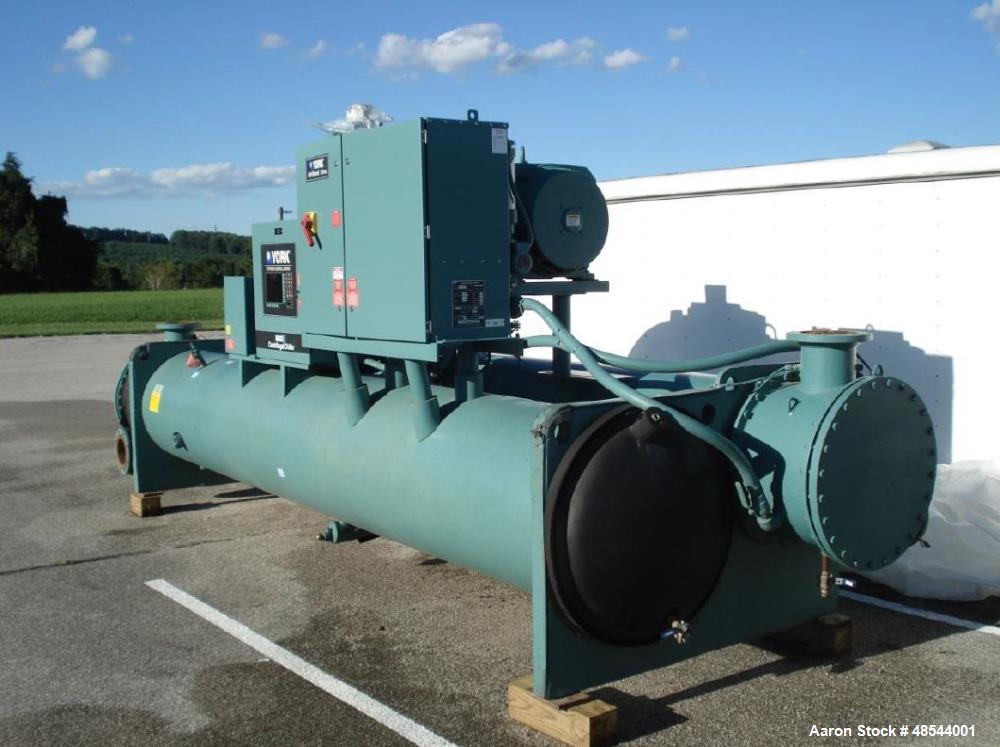 Used York YK MAXE Chiller, Model YKDSDSQ5, 350 Tons. Gear code WW. Refrigerant R-134A. Fluid type: water. Passes: 2. Evap. flow 840 gpm. Cond. flow 1,050 gpm. Evap. pressure drop: 15.3 ft. Cond. pres...
