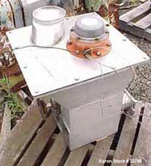 Used- Screw Feeder, 304 Stainless Steel, 18" x 24" x 18" deep. Has delumper bar. Has additional product bin 20" x 20" x 18" ...
