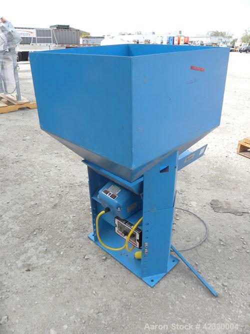 Used FMC Magnetic Vibratory Feeder, model F-010B, carbon steel. Approximately 10’’ wide x 20’’ long pan, 60 hz/115 volt. Includes an FMC controller and a B21911 supply hopper. Mounted on an adjustabl...