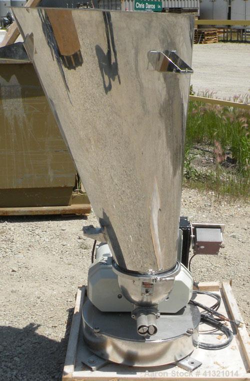 Used K-Tron Volumetric Twin Screw Feeder, 304 Stainless Steel. Approximate (.07) cubic feet an hour output.Approximate screw diamter is 1-1/2" total length of twin screws are 9-3/4". Driven by a 1/2 ...