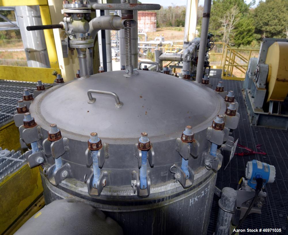 Used Parker Fulflo Multiple Bag SB Filter Vessel, Model 36429-4LSB92-6FK1, 304 Stainless Steel. Approximate maximum flow 1440 gallons per minute. Appproximate 32" diameter x 54" tall. Internal rated ...