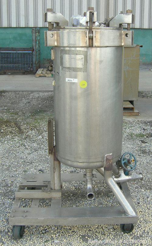 Used Niagara Pressure Leaf Filter, Model 18-16-D, 316 Stainless Steel.  Approximate 28.62 square feet of filter area, 3.88 cubic feet cake capacity.  Vertical 316 stainless steel tank, 20" diameter x...