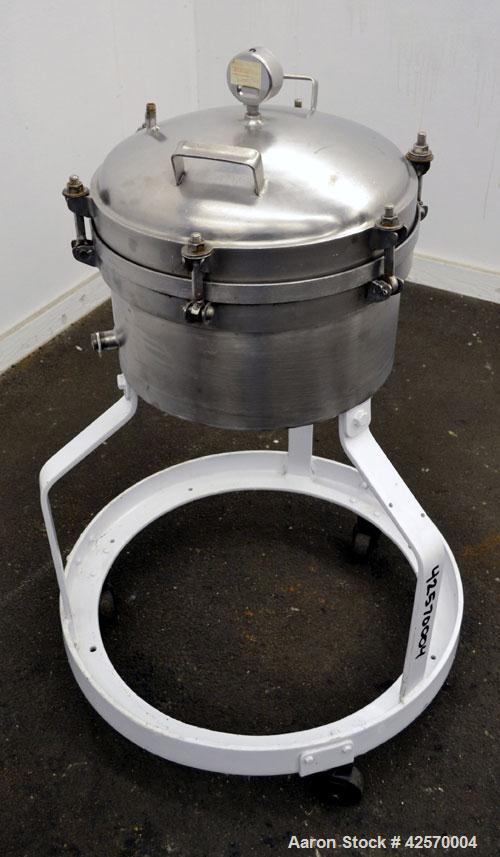 Used Sparkler Filter Horizontal Plate Filter, Model 14-7, 304 Stainless Steel. 6.23 Square feet filter area, 0.229 cubic feet cake capacity. Vertical non-jacketed tank 16" diameter x 8" deep. Bolt-on...