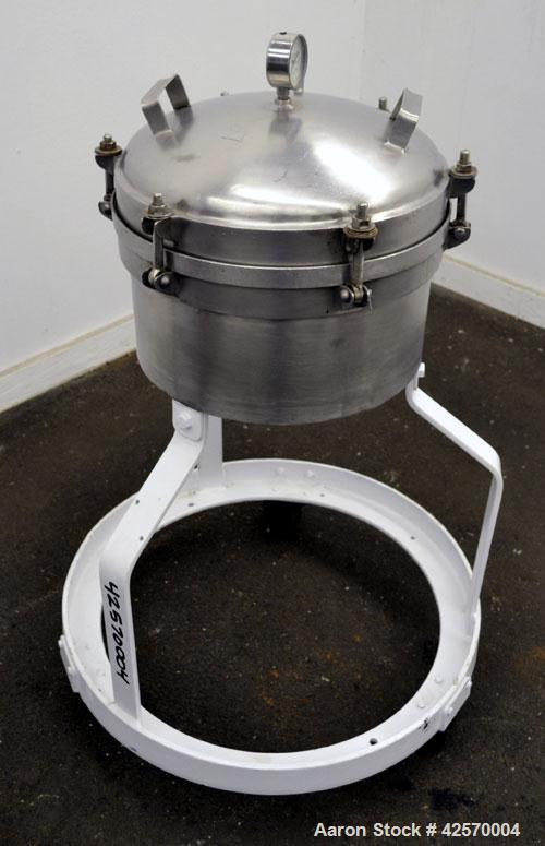 Used Sparkler Filter Horizontal Plate Filter, Model 14-7, 304 Stainless Steel. 6.23 Square feet filter area, 0.229 cubic feet cake capacity. Vertical non-jacketed tank 16" diameter x 8" deep. Bolt-on...