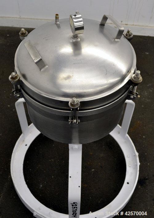 Used Sparkler Filter Horizontal Plate Filter, Model 14-7, 304 Stainless Steel. 6.23 Square feet filter area, 0.229 cubic feet cake capacity. Vertical non-jacketed tank 16" diameter x 8" deep. Bolt-on...