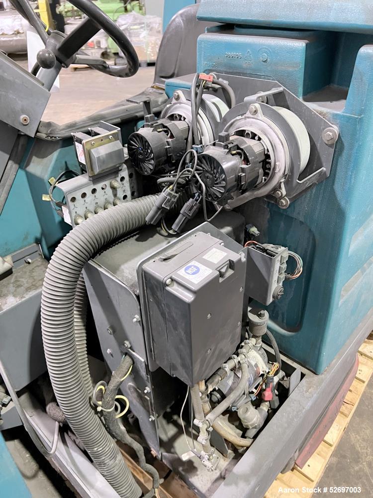 Gebraucht - Tennant 7300 EC-H20 Scheuersaugmaschine. 57-Gallonen-Lösungstank, 74-Gallonen-Rückgewinnungstank. 4,6 Motor, bis...