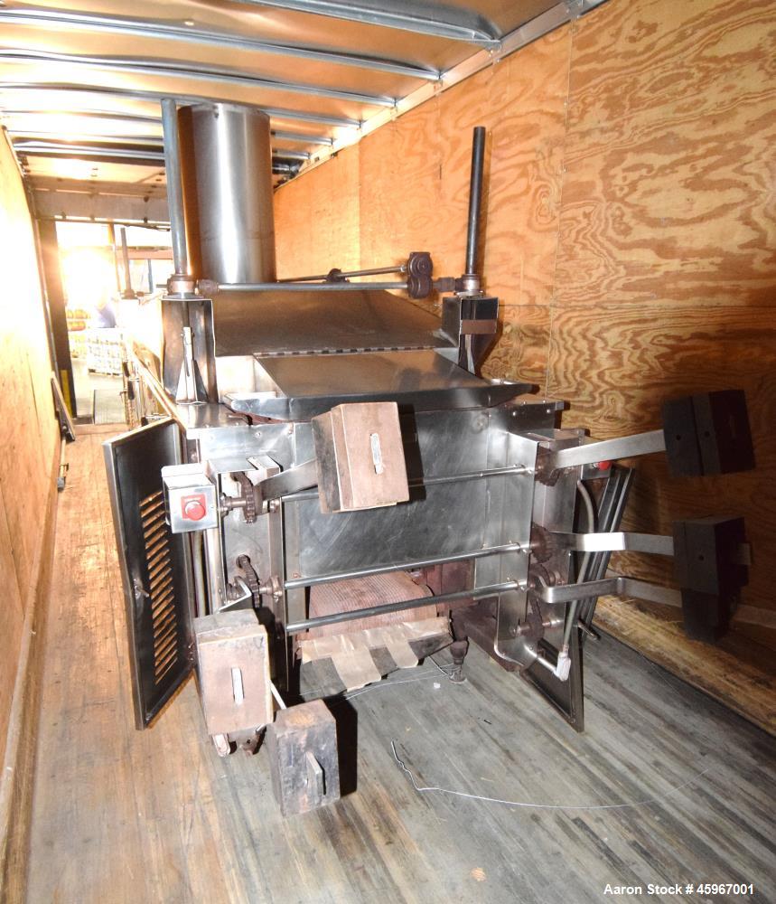 Used SDMO XS 1000K Diesel Generator. 1000kVA/800kW, 3 x 400Volt, 50Hz. Equipped with a MTU/Mercedes engine and Leroy Sommer LSA 501 S4 generator. Installed in a 40' container, including 5000 litre di...