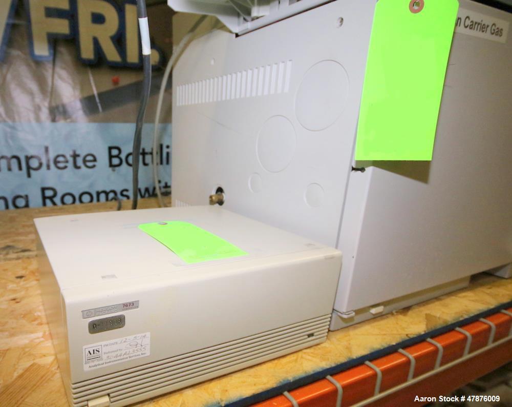 Used Hewlett Packard HP 6890 Series GC System, Model G1530A, Serial #  US00010790, Includes Hewlett Packard Autosampler, Hewlett Packard HP 6890 Injector, Hewlett Packard 7673 Controller