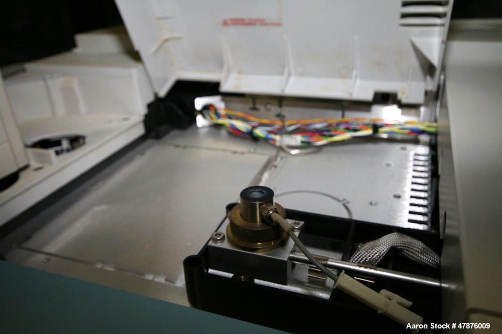 Used Hewlett Packard HP 6890 Series GC System, Model G1530A, Serial #  US00010790, Includes Hewlett Packard Autosampler, Hewlett Packard HP 6890 Injector, Hewlett Packard 7673 Controller