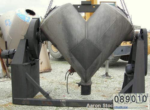 USED: Patterson Kelley twin shell blender, 40 cubic foot capacity, 304 stainless steel. Max material density 82 pounds per cubic foot. (2) 18" diameter charge ports with quick release covers. Shell 4...