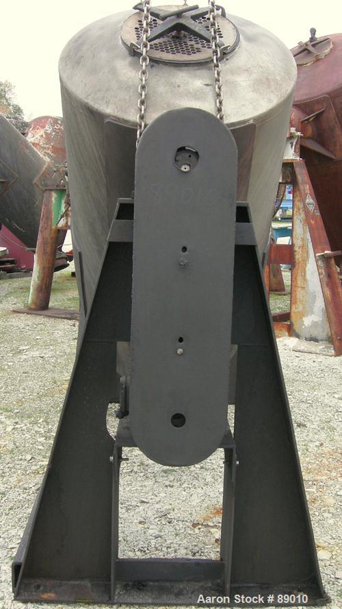 USED: Patterson Kelley twin shell blender, 40 cubic foot capacity, 304 stainless steel. Max material density 82 pounds per cubic foot. (2) 18" diameter charge ports with quick release covers. Shell 4...