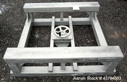 Used Tote Bulk Handling Systems Tote Blender. Will handle approximate 46" wide x 46" long x 48" tall totes. Top pneumatic hold downs. Driven by a 15hp, 3/60/230/460 volt, 1760 rpm hydraulic power pac...