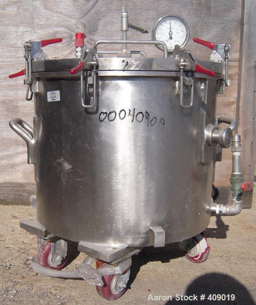 Used Ross 10 Gallon Mixing Can, 304 Stainless Steel. 18" diameter x 13" deep, stainless steel jacketed. 2" outlet. Includes a top cover. Mounted on casters.