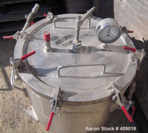 Used Ross 10 Gallon Mixing Can, 304 Stainless Steel. 18" diameter x 13" deep, stainless steel jacketed. 2" outlet. Includes a top cover. Mounted on casters.