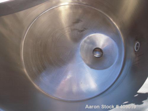 Used Ross 10 Gallon Mixing Can, 304 Stainless Steel. 18" diameter x 13" deep, stainless steel jacketed. 2" outlet. Includes a top cover. Mounted on casters.