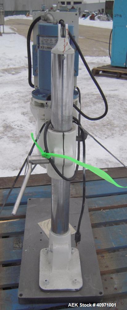 Used Swanmatic Cap Master Cap Tightener.Size range varies from 15-135 mm.Horizontally adjustable.Missing capper chuck.Driven by a 1/4 hp, 0/100 volt, 1800 rpm DC motor.Includes a Swan-Trol 120 capper...