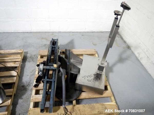 Used Resina Model U40 Automatic Inline Capper. Machine is capable of speeds up to 300 caps per minute. Is a 4 station capper with 8 spindle quills. Adjustable from 10mm-70mm caps. Has top mounted cap...