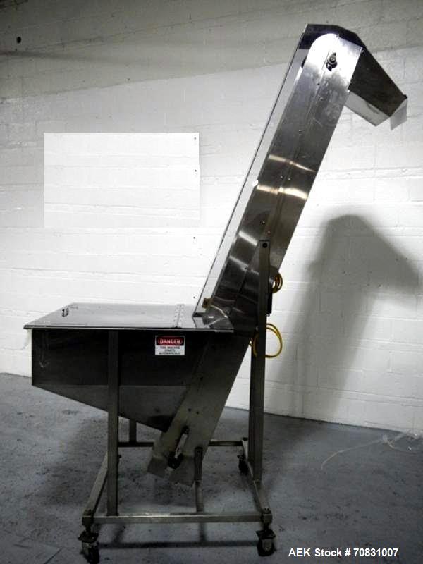 Used Resina Model U40 Automatic Inline Capper. Machine is capable of speeds up to 300 caps per minute. Is a 4 station capper with 8 spindle quills. Adjustable from 10mm-70mm caps. Has top mounted cap...