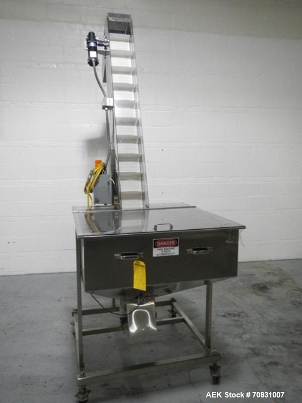 Used Resina Model U40 Automatic Inline Capper. Machine is capable of speeds up to 300 caps per minute. Is a 4 station capper with 8 spindle quills. Adjustable from 10mm-70mm caps. Has top mounted cap...
