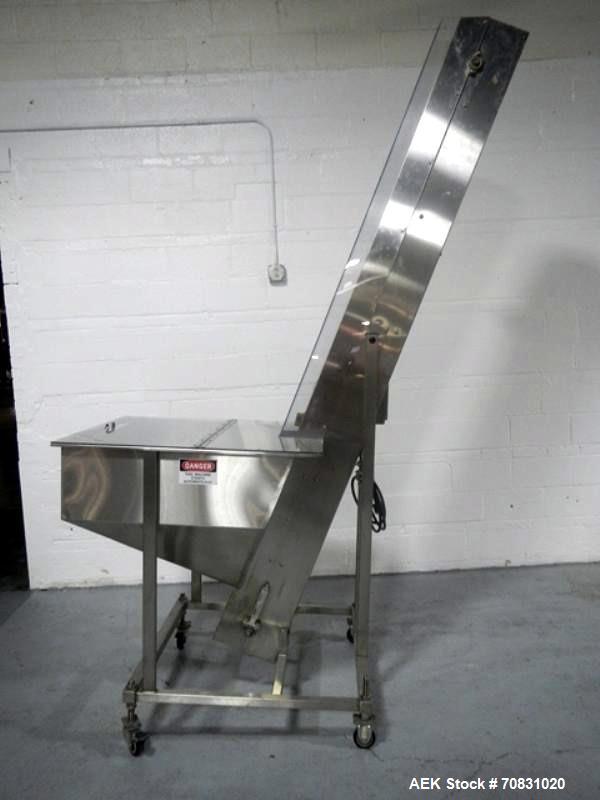 Used Resina Model U40 Automatic Inline Capper. Machine is capable of speeds up to 300 caps per minute. Is a 4 station capper with 8 spindle quills. Adjustable from 10mm-70mm caps. Has top mounted cap...