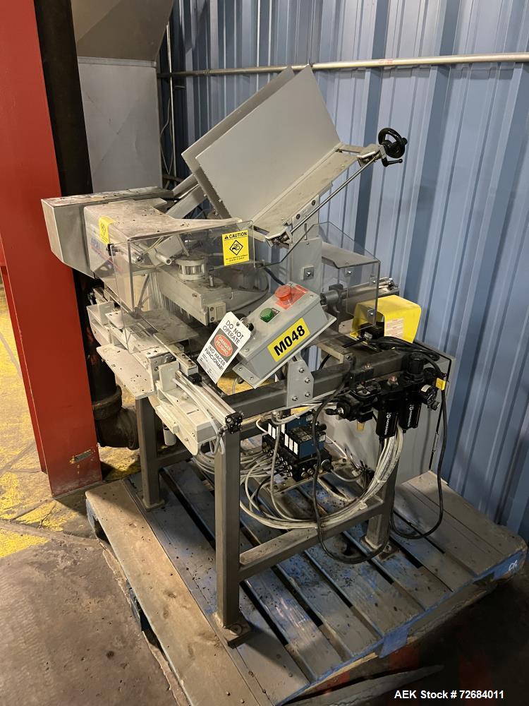 Used- Action Verpackungsmodell Autocard ST2 Automatischer Header Card Applicator. Geschwindigkeiten von bis zu 25 Zyklen pro...