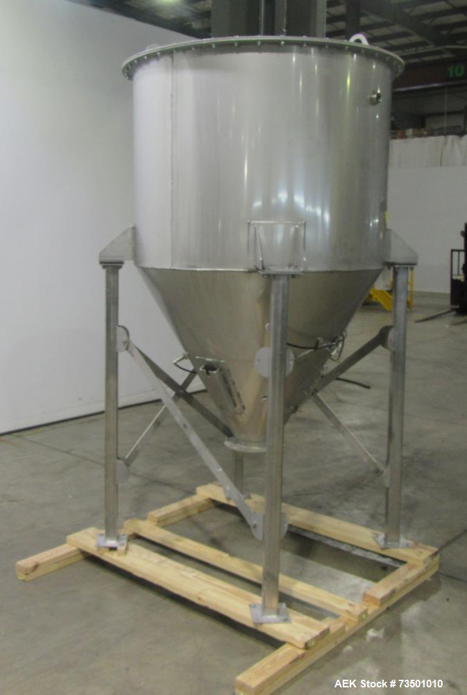 Unused Horizon Bulk Powder feeding system. Originally designed to feed vitamin powders at rates of up to 6,000 lbs per hour. Conveying line parameters: 3"  with 11 gauge OD tubing, Max horizontal dis...