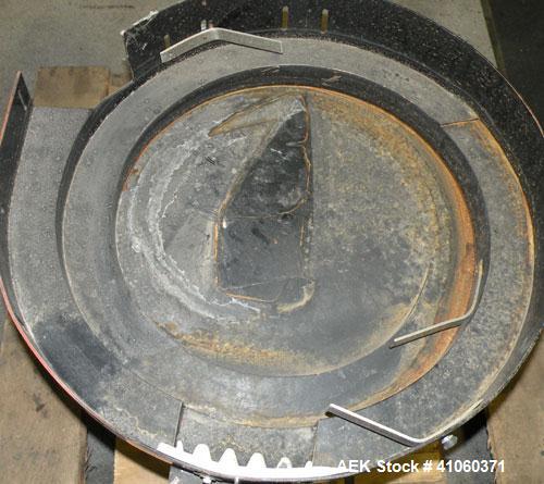 Used FMC Magnetic Parts Feeder, Model EB142. 22" diameter bowl. 60/230 Volt. Mounted on a carbon steel base.