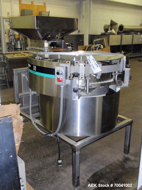 Used Hoppmann Corporation Centrifugal Bowl Feeder, Model FS/25, Stainless Steel. Includes a Hoppmann live bottom prefeeder, model LB-03. Approximate rating up to 325 vials per minute. Mounted on a st...