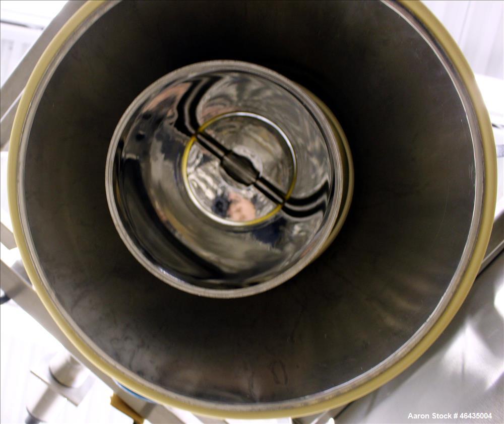 Used Extract Technology Pack-Off Isolator. 10" Diameter filling head with 20-3/4" diameter cone sealing head. Top pneumatic butterfly valve. Side infeed. Has mettler Toledo scale 24" x 30" platform. ...