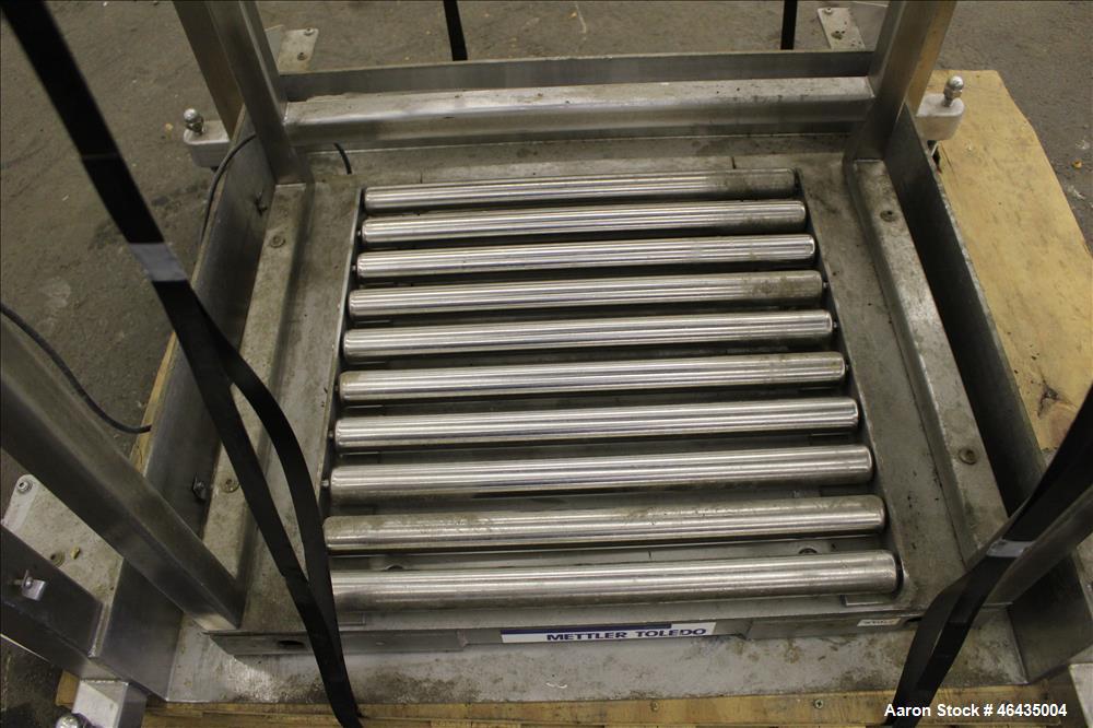 Used Extract Technology Pack-Off Isolator. 10" Diameter filling head with 20-3/4" diameter cone sealing head. Top pneumatic butterfly valve. Side infeed. Has mettler Toledo scale 24" x 30" platform. ...