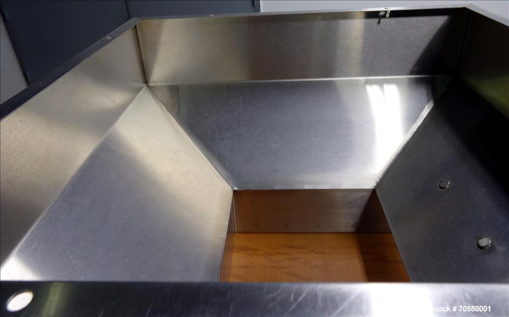 Used M&O Perry P-3000 II Monoblock Unscrambler, Filler, Plugger, and Screw Capper. Capable of speeds up to 35 bottles per minute. Has Watson Marlow Model 505Di Single head, peristaltic pump filler, H...