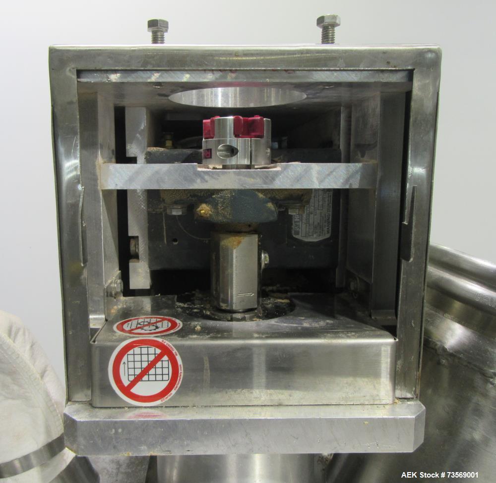 Used Spee-Dee Model 4600 S Semi Automatic Servo Auger Filler. Has stainless Steel agitated hopper. 3/60/240V. This includes a new servo motor from Spee-Dee.