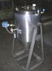 Used Arenco Model AM2000 Twin Piston Laminate Tube Filler. Currently equipped with high frequency sealer. Tubes are fed automatically through a dual tube magazine. Stations include tube cleaning, tub...