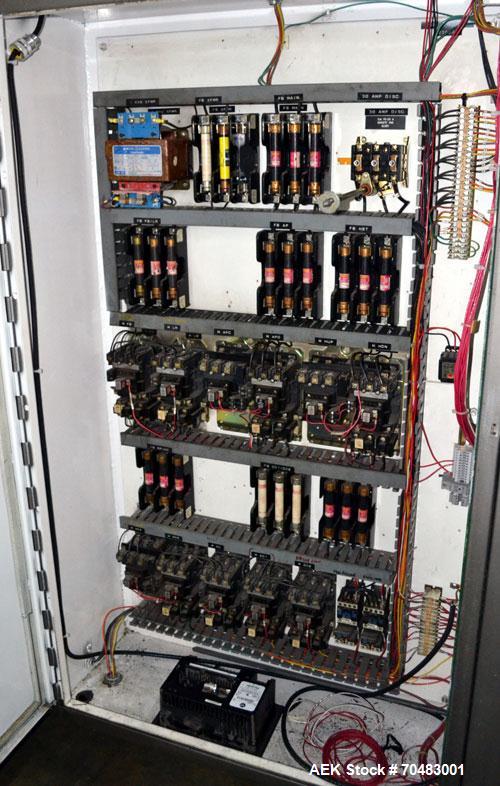 Used Alvey Model 800 Automatic Palletizer. Capable of speeds up to 75 cases per minute. Has Allen Bradley Micrologixs PLC controls, last running 40 x 48 pallets. Has pallet feeder, compact design.