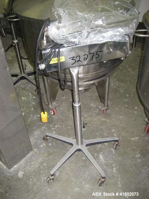 Used Key International Tablet Deduster, Model TD-101, 304 Stainless Steel. Air volume 1 to 2 cfm, vacuum 20 to 30 cfm. 115 volt. Mounted on stand with casters.
