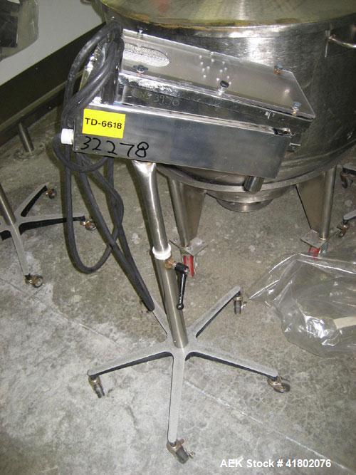Used Key International Tablet Deduster, Model TD-101, 304 Stainless Steel. Air volume 1 to 2 cfm, vacuum 20 to 30 cfm. 115 volt. Mounted on stand with casters.