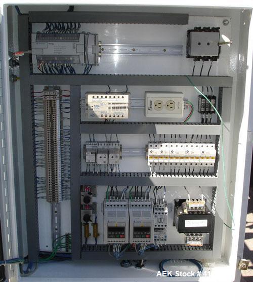 Used SWF Tray-Matic Tray Former, Model TF 600V. OEM rated to 3600 TPH depending on application. Equipped with Nordson 3500V hot glue system, Allen Bradley MicroLogix 1200 processor. Tray size range m...