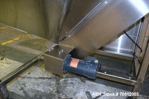Used Pace Omniline Model M 300 Bulk Bottle Unscrambler with integrated elevator. Capable of speeds from 10 to 400 bottles per minute. Can handle bottles from 30cc to 1000cc with changeparts. Pharma-L...