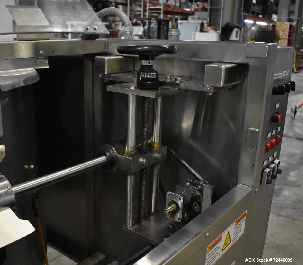 Used Pace Omni-Line Bulk Bottle Unscrambler, Model M600. Capable of speeds up to 500 bpm (depending on bottle). Bottle size range of .8 oz (25 ml) to 2.5 gallon (9.5L). Control panel with (4) Allen B...