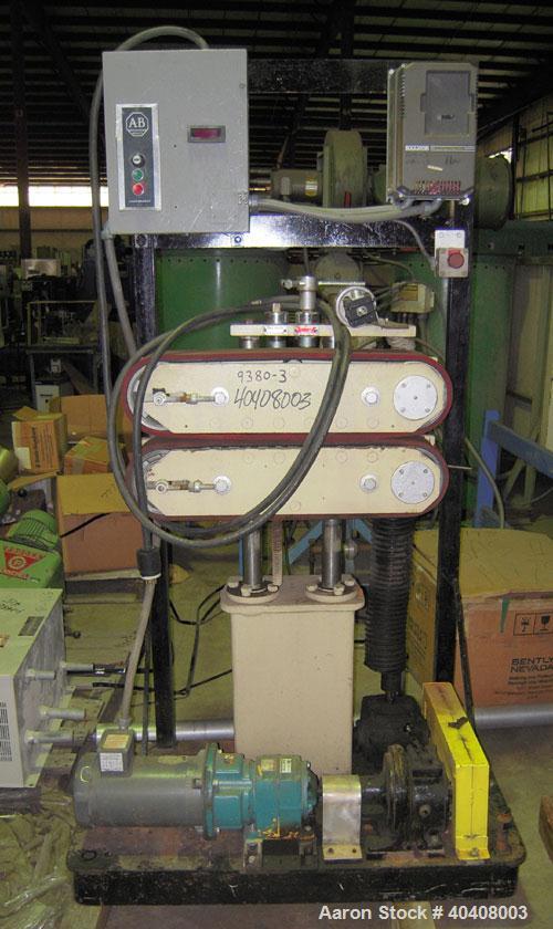 Used Farris model C550VT belt puller having two approximately 4" wide belts with 21" of contact length. Belts are driven by an approximate 1 hp AC motor with an inverter thru a multiple speed gearbox...