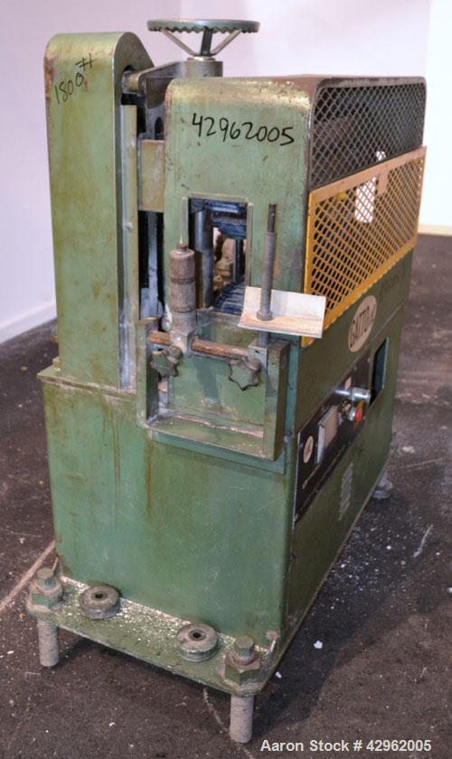 Used Gatto Cat-A-Puller, Model 207-3PC. (2) 3 Wide x 28 long contact cleated rubber belts. Manually adjustable 5 belt opening. Belt speed 1/2-60 feet per minute. Driven by a 3hp, 180 volt DC motor th...