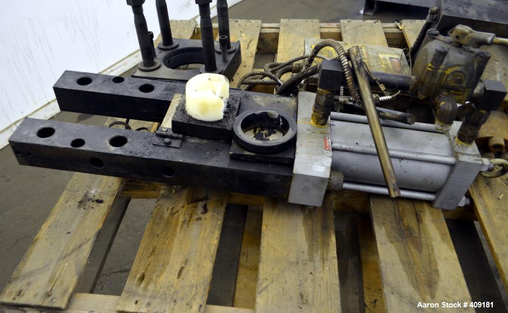 Used Beringer 3.5" Vertical Hydraulic Screen Changer. No power pack.