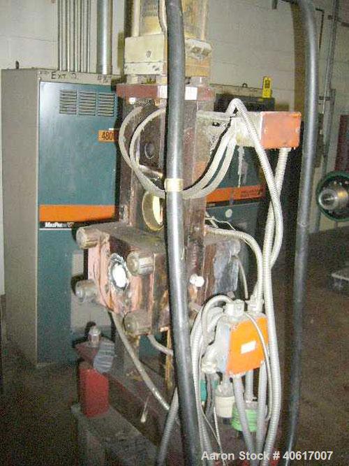 Used Gloucester 3.5" Hydraulic Screen Changer. Includes a stand, requires a hydraulic pump.