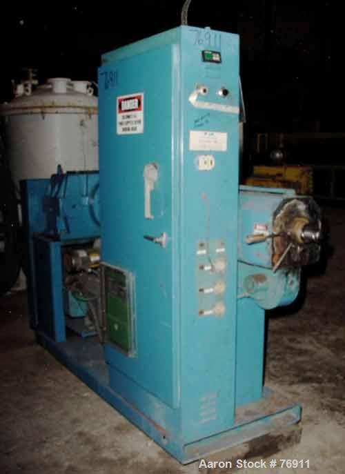 Used Akron 2-1/2" Single Screw Extruder, Model PAK2500. 24:1 L/D ratio. Electrically heated, air cooled barrel, water cooled feed throat (no hopper). Driven by a 40 hp DC motor thru a Koellmann gearb...