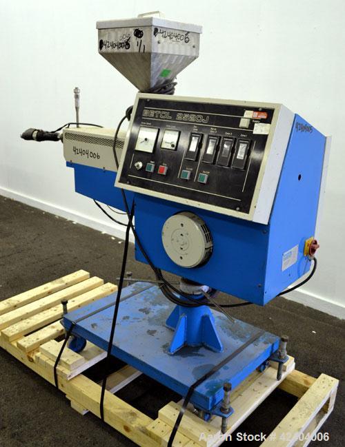 Used Betol Machinery 25mm (0.98’’) Single Screw Co-Extruder, Model 2520J, Serial# A5335. Approximate 24 to 1 L/D ratio. Electrically heated, air cooled 3 zone non-vented barrel, approximate 40" cente...