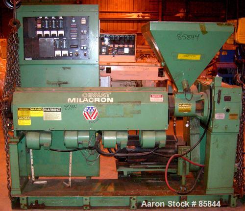 USED: Cincinnati Milicron 2.5" single screw extruder, model Apex, approx 26:1 L/D ratio. Electrically heated, air cooled 4 zone non-vented barrel. Water cooled feed throat with hopper. Approx 41-1/2"...