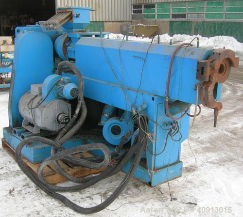 Used Cosmo 2 1/2" Single Screw Extruder. Approximately 30:1 L/D ratio. Electrically heated, air cooled 4 zone non-vented barrel. Water cooled feed throat with magnet, no hopper. Driven by a 4/40 hp, ...