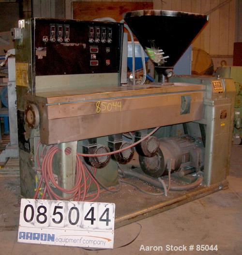 USED: NRM Pacemaker III 2.5" single screw extruder, model PMIII. Approx 24:1 L/D ratio. Electrically heated, air cooled 4 zone non-vented barrel, water cooled feed throat with hopper. Driven by a 40 ...